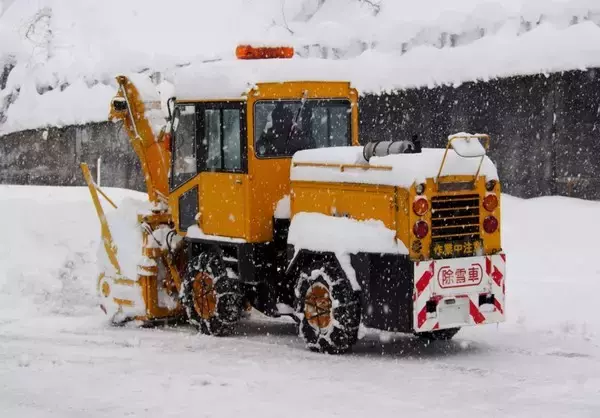 再三の警告も「ノーマルタイヤのトラック」相次ぎ立ち往生「行政処分の対象」国が通達