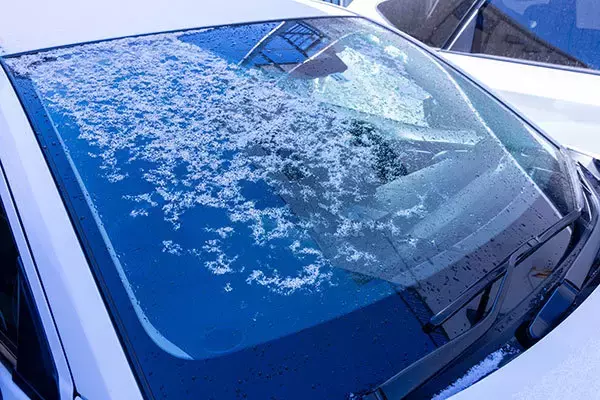 車の窓が凍ってる！ 早く解かす方法は ワイパー禁物 “9割時短”の神アイテムも