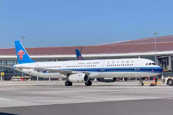 なにしてんの？ 「旅客機に硬貨を投げる奇行」中国で多発…なぜ？ 「野蛮な」行為の理由とは