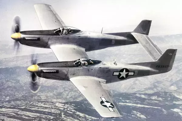 2機の戦闘機をくっつける“奇妙な見た目”の「ツインマスタング」が生まれた理由とは？ 実はかなり理にかなっていた!?
