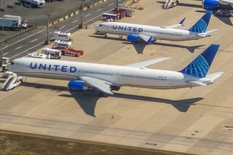 ユナイテッド航空機がトラックを粉砕！ ”頭上から襲われる”戦慄の瞬間、運転席視点の映像が公開 AirNavRadar