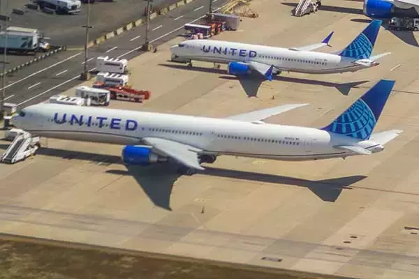ユナイテッド航空機がトラックを粉砕！ ”頭上から襲われる”戦慄の瞬間、運転席視点の映像が公開 AirNavRadar