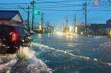 「「ドアが開かない！」豪雨や台風で多発するクルマの水没事故… 命を守る「専用ハンマー」なぜ必要なのか？」の画像1