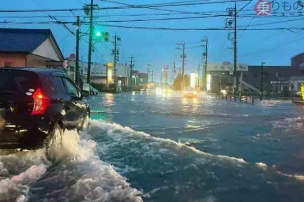 「ドアが開かない！」豪雨や台風で多発するクルマの水没事故… 命を守る「専用ハンマー」なぜ必要なのか？