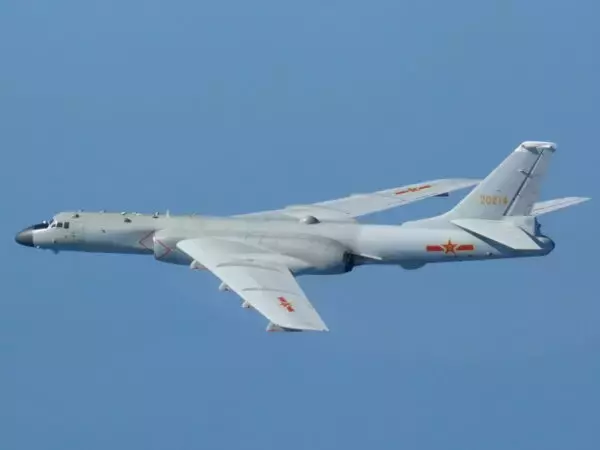 「爆撃機に「高性能」は必要ない!? 秘訣は「敵に近づかない」こと 各国が旧式機を使い続ける理由 日本周辺にも飛来」の画像
