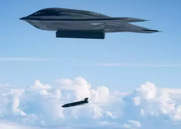 「爆撃機に「高性能」は必要ない!? 秘訣は「敵に近づかない」こと 各国が旧式機を使い続ける理由 日本周辺にも飛来」の画像