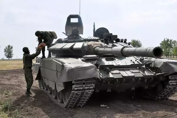 ロシア軍の超異形「カメ戦車」撃破の瞬間をウクライナが公開  対戦車ミサイルとドローンで破壊される
