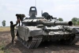 ロシア軍の超異形「カメ戦車」撃破の瞬間をウクライナが公開  対戦車ミサイルとドローンで破壊される