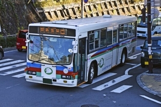 「右折なのになぜ左へ？」バスの“不可解な動き”に隠されたスゴ技とは「あおりハンドル」とは決定的に違う「オフセット」の正体