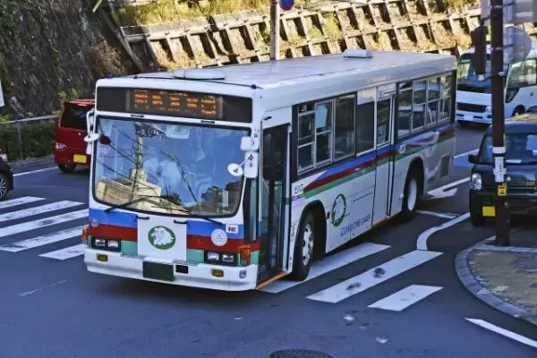 「右折なのになぜ左へ？」バスの“不可解な動き”に隠されたスゴ技とは「あおりハンドル」とは決定的に違う「オフセット」の正体