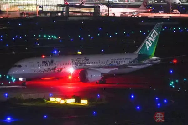 「緑のANA機」2号機、羽田に降臨！ 初号機よりちょっと短い胴体が特徴 夜の空港でもド目立ち！