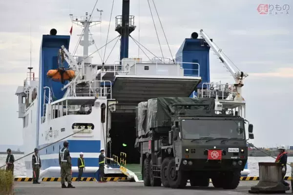 「地味だけど激アツ！「日本最大の自衛隊演習」で見た “新鋭の輸送艦”そろい踏み リアルな訓練の裏側」の画像