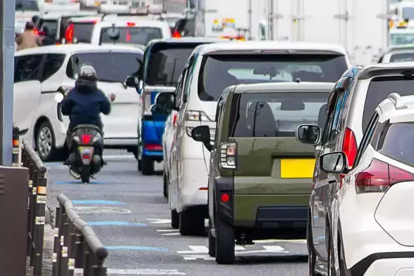 車の左脇をすり抜けていくバイク！ 結局のところやっていいの？悪いの？ 明らかに「すり抜け前提」の場所も…弁護士の見解は