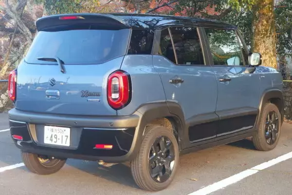 「こんなに安くていいの!?」 スズキ“コンパクトSUV”9年目の大改良モデルに衝撃！「古さはある。でもそれ以上に…！」至れり尽くせりなクロスビー