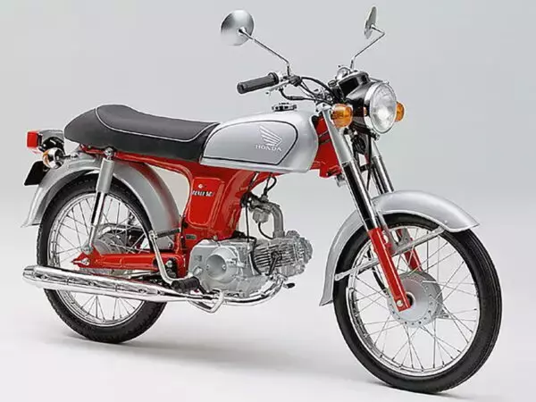 「これ50ccっすよ」「えぇぇぇー!?」 これぞ“原付ネオクラシック“中古価格も超高騰のモデルとは？ “そっくりな兄弟“と明暗わける