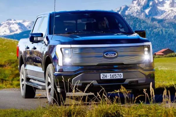 「日本政府が導入するアメリカの「国民車」とは？ 「使う職員がかわいそう」 関税交渉の“ややこしい条件”がコレか」の画像