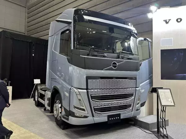 トラックの“耳”がない!? 近未来のトラック！ ボルボ最新FHに搭載されたカメラ監視システムとは