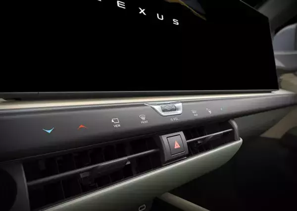 ナニこれ魔法!? 新型レクサスに採用の「レザーに浮かび上がるインパネスイッチ」が不思議すぎる！ 高級感あるインテリア 触ると確かに「物理ボタン」