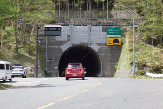 関東にある「日本一高い道路トンネル」なぜ冬季閉鎖？ せっかくの“元有料道路” トンネル抜けたらちょっと納得… 雪なきゃ絶景ドライブコース