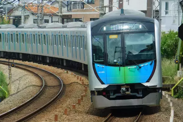 西武の「最新鋭電車」が大変身！ 全身ブルーラッピングで“ライオンズ電車”に初起用