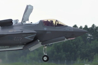 なぜ日の丸描かない？ 到着した「最新ステルス戦闘機」国籍表示なかったワケ 専門家に聞きました