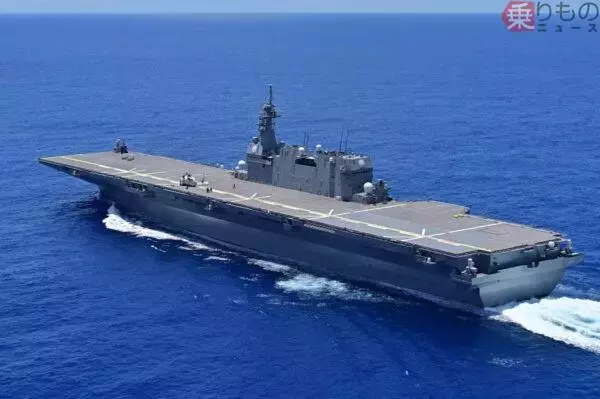 空母化進む巨大護衛艦で「甲板流し」！ 海自公式が貴重なショットを公開 入港前の非常に重要な作業