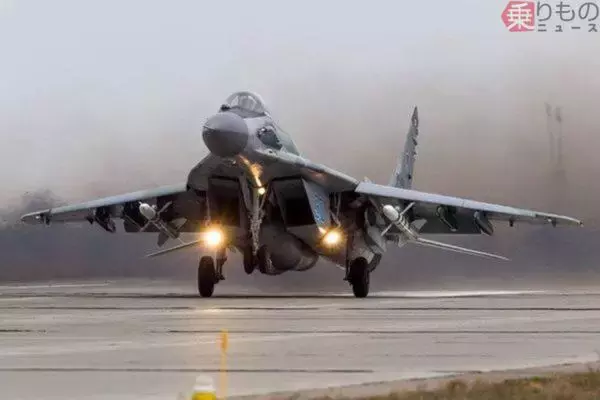 ロシア軍の戦闘機を撃破か 上空から「攻撃の瞬間」を捉えた映像が公開される 防空システムも標的に