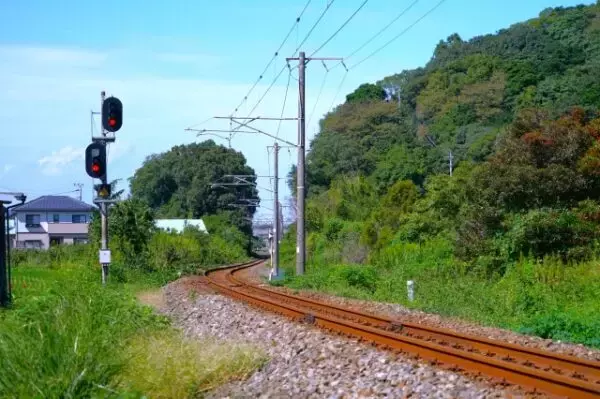 なぜ「緑色」なのに「青信号」と呼ぶの？ 実は鉄道の世界は少し違う…「出発進行」の本当の意味とは
