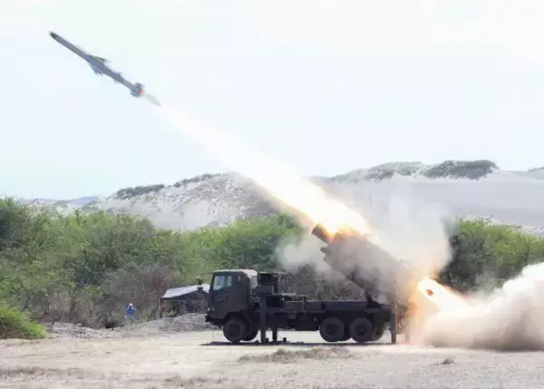自衛隊が使う「日の丸地対艦ミサイル」フィリピンが採用か？ 共同訓練の実射や小泉防衛大臣の訪問が後押しに