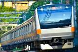 「新宿駅から「快速で1駅」の“交通の要衝”が激変！ 新たな駅舎が12月に本領発揮へ 巨大な駅ビルも開業」の画像1