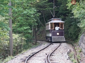 奇跡？ 今も現役で走る・乗れる「明治時代の電車！」 110年以上前のスタイルそのまんま!? 吊り掛けモーターにポール回し