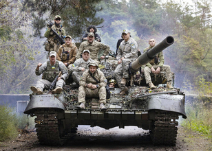 反転攻勢のウクライナ 「戦車の種類多すぎ問題」現場はどうしてる？ 各国の戦車の“使いわけ”