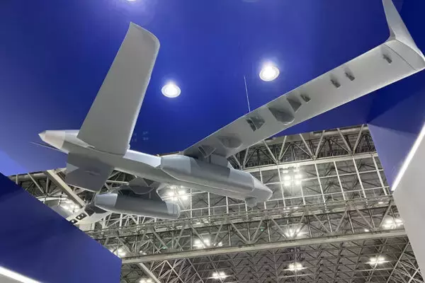 「F-35と“無人機”どっさり空母」誕生へ…なぜ共存？ 性能違いすぎない？ 世界で検討進む“合わせ技”運用とは？