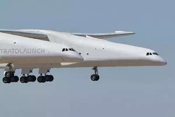 1000馬力超えのポルシェが「世界最大の怪鳥飛行機」の股下をブチ抜く！ 激写された”衝撃の瞬間” が動画で公開…まるで双頭竜!?