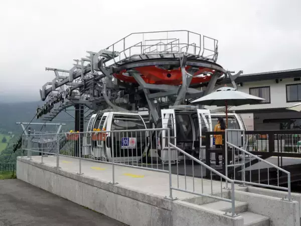 「真夏でも寒い！「日本一高い国道」の先にある“鉄道”に乗ってきた！ 標高2000m“エモいゴンドラ”3種乗り継ぎルートとは」の画像