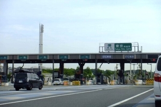 ETCの手前で「ガシャン！」高速入口に吊るされた「黄色い鎖」の正体は？ 傷つく覚悟で“あえてぶつける”超アナログな理由