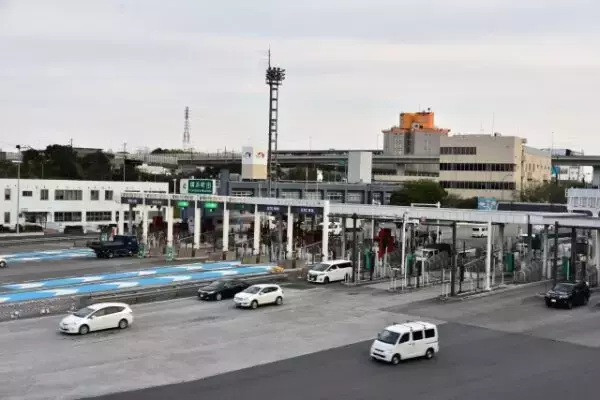 「ETCの手前で「ガシャン！」高速入口に吊るされた「黄色い鎖」の正体は？ 傷つく覚悟で“あえてぶつける”超アナログな理由」の画像