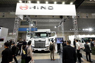 トラックが「移動オフィス」に!? 国内初の量産水素トラックも登場、日野自動車が描く“次世代”がスゴイ