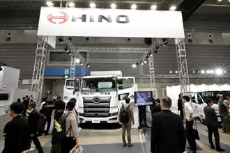 トラックが「移動オフィス」に!? 国内初の量産水素トラックも登場、日野自動車が描く“次世代”がスゴイ