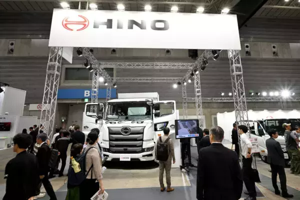 トラックが「移動オフィス」に!? 国内初の量産水素トラックも登場、日野自動車が描く“次世代”がスゴイ