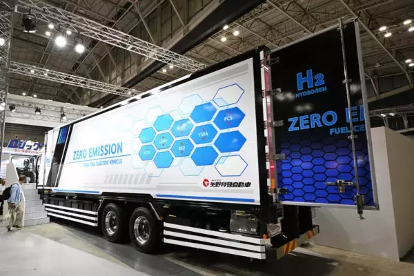 「トラックが「移動オフィス」に!? 国内初の量産水素トラックも登場、日野自動車が描く“次世代”がスゴイ」の画像