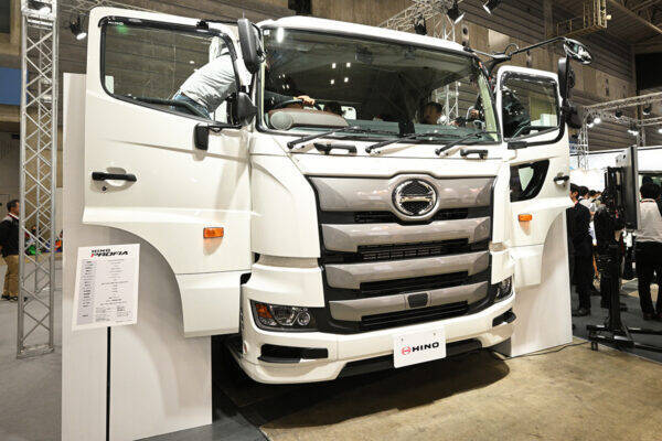 トラックが「移動オフィス」に!? 国内初の量産水素トラックも登場、日野自動車が描く“次世代”がスゴイ