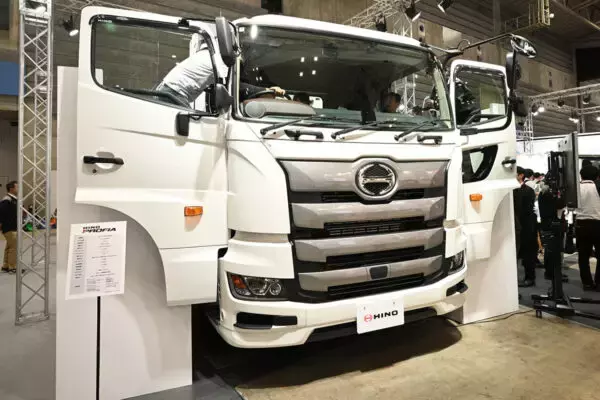 「トラックが「移動オフィス」に!? 国内初の量産水素トラックも登場、日野自動車が描く“次世代”がスゴイ」の画像