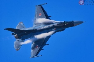 空自の「対艦番長」F-2と「世界最強ステルス機」が並んだ！福岡県で珍しいツーショットが実現
