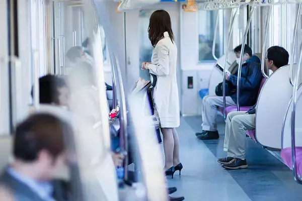 「顔パンツ」とまで言われるようになったマスク 新型コロナ5類移行で交通機関の風景は変わるのか