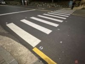 コイツ光るぞ…？ 「先進的すぎる横断歩道」なぜ設置？ 韓国で発見… “現代あるある”の問題を解決する納得の利点とは