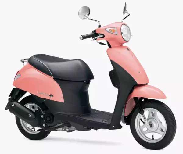 「バイクが「9万9800円」の衝撃…！ 「激安のスズキ」の”兄貴分”とは？ 販売29年のド定番スクーターに」の画像