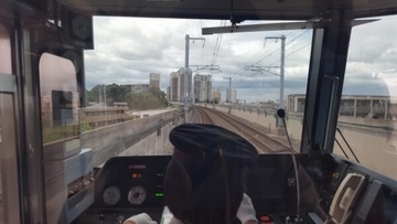 運転士の「デカいカバン」その中身は？ “鉄道のプロ”が常に持ち歩く「相棒アイテム」、実は意外なものも
