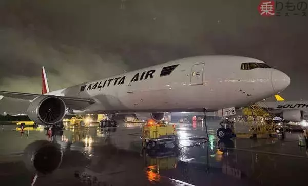 米貨物航空の「70m級の巨人」が着陸やり直しでミス “長大な火花散らす瞬間”のショッキングな映像が公開