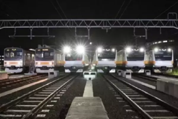 ちょっと違う南武線ほか中央本線211系も集合 JR東日本「夜の撮影会」第3弾を開催